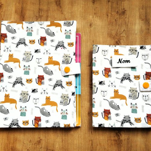Protège carnet de santé pour chat, etui passeport ou range ordonnance, chats gris moutarde, bouteille de lait , nom brodé
