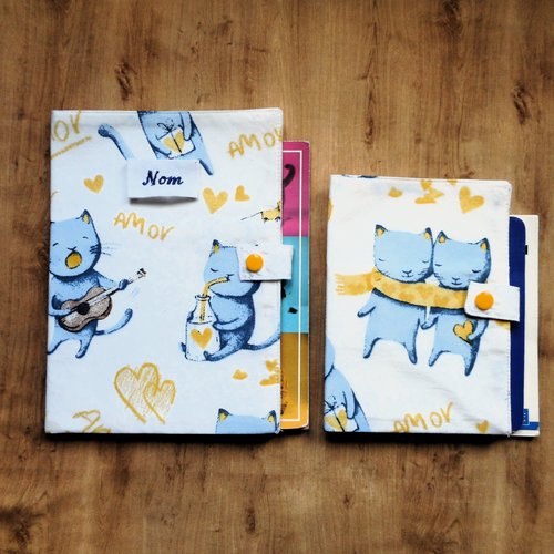 Couverture de carnet de santé pour chat, etui passeport, ou range ordonnance, chats amoureux bleu, nom brodé