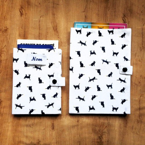 Protège passeport pour chat, couverture de carnet de santé, range ordonnance, petits chats bleu marine, nom brodé