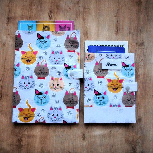 Housse de carnet de santé pour chat, etui passeport, ou range ordonnance, têtes de chats mignons, pattes grises, nom brodé