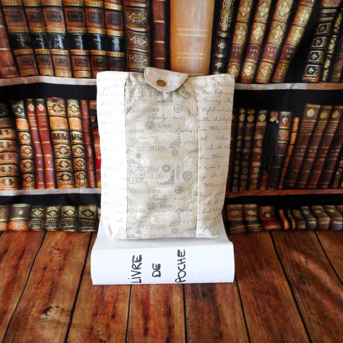 Housse pour livre de poche, pochette à livre matelassée, horloges steampunk, clefs anciennes, cadeau lecteur lectrice