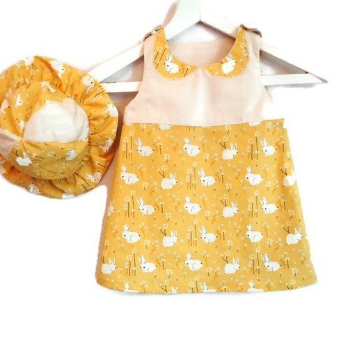 Chapeau réversible robe chasuble coton biologique lapins fond jaune bébé 12-18 mois
