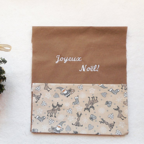 Pochette cadeau personnalisable pères noël et rennes gris coton taupe broderie "joyeux noël+ prénom" sac cadeau 