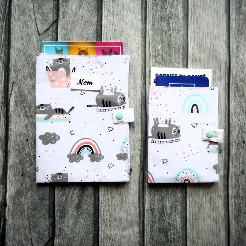 Couverture de carnet de santé pour chat, protège passeport, ou range ordonnance, chats arc-en-ciel rose vert, nom brodé