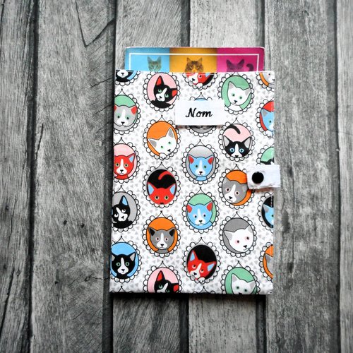 Range ordonnance pour chats, grand protège carnet de santé, portraits de chats fond blanc, nom brodé
