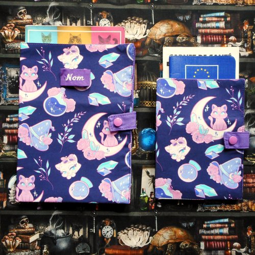 Protège carnet de santé pour chat, chats lunes chapeaux sorcières, etui passeport, ou range ordonnance, nom brodé