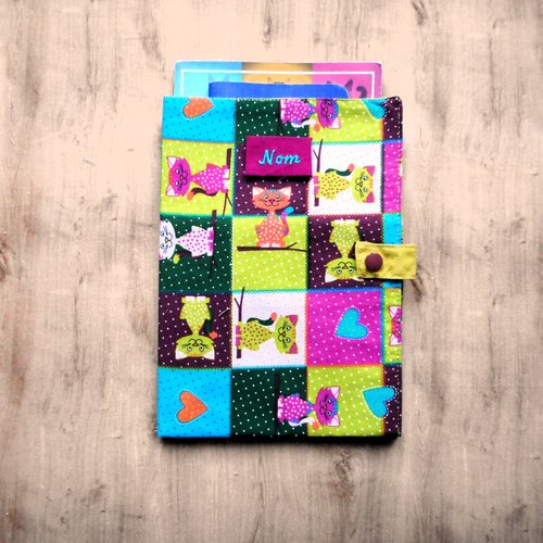 Grand protège carnet de santé, range ordonnance pour chats, patchwork de chats fuchsia vert, nom brodé
