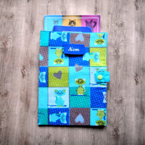 Grand range ordonnance pour chats, protège carnet de santé, carrés patchwork de chats bleu vert, nom brodé