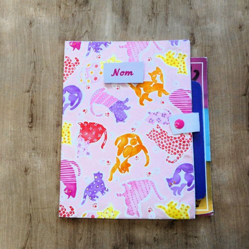 Range ordonnance pour chats, grand protège carnet de santé, chats colorés fond rose, nom brodé,
