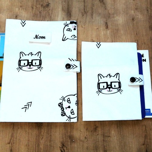 Protège carnet de santé pour chat, range ordonnance, ou etui passeport, chats intellos à lunettes, nom brodé