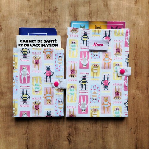 Protège carnet de santé pour chat, housse passeport, ou range ordonnance, chattes en bikinis, nom brodé
