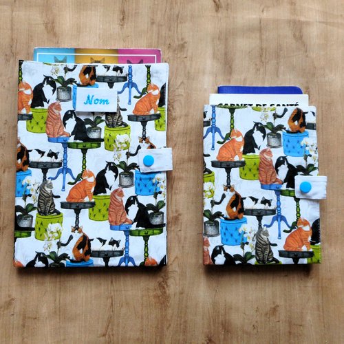 Protège passeport pour chat, range ordonnance, ou housse de carnet de santé, chat sur la table, nom brodé
