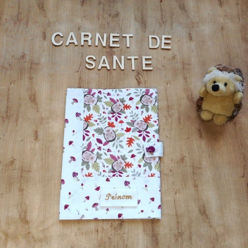 Cadeau naissance baby shower, housse de carnet de santé bébé enfant, hérisson dans feuillage, bébé prénom,