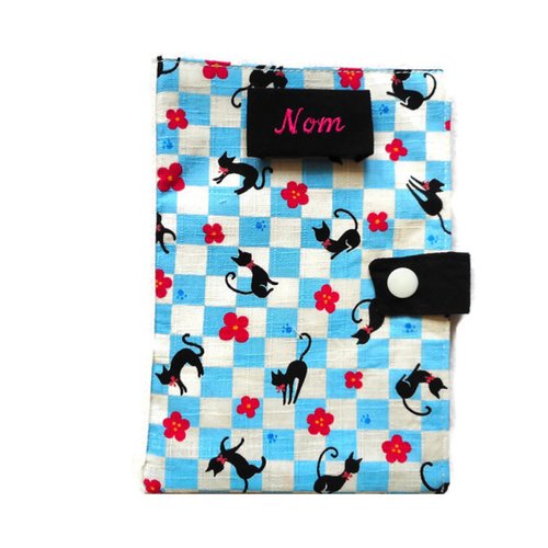 Protège carnet de santé pour chats, etui passeport, nom brodé, chats noirs carreaux bleus et ecrus