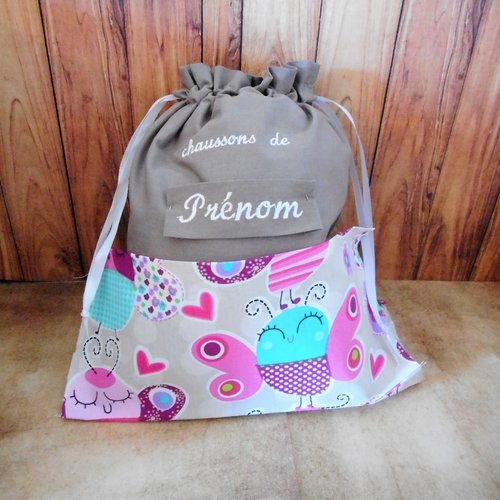 Sac ecole crèche maternelle, prénom enfant fille brodé, sac à chaussons ou doudou, coton taupe et papillons