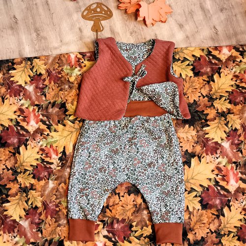 Tenue bébé automne 12 mois, sarouel et gilet de berger réversible, petites fleurs, sweat matelassé, jersey coton