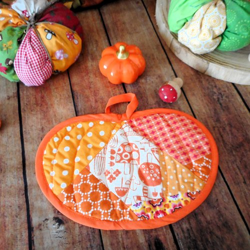 Décoration citrouille, patchwork tissus champignons orange, décoration automne, ornement à suspendre, à poser