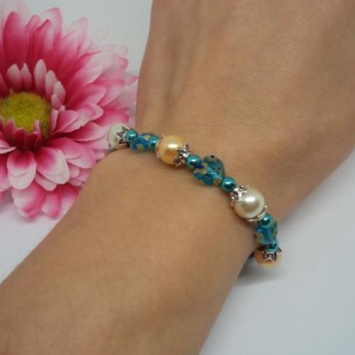 Bracelet femme en perles de verre, style shabby chic esprit coeur de bohème à fleurs: bleu, blanc, or et argent