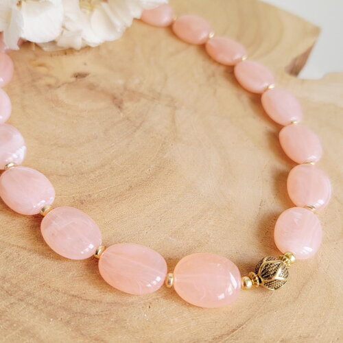 Collier perles corail pastel en résine marbrée et hématite dorée – bijou fait main