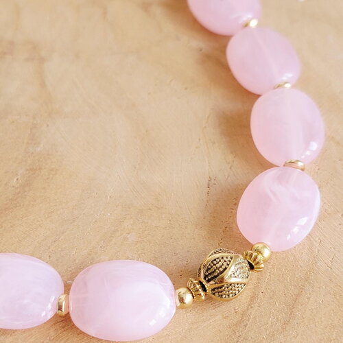 Collier perles rose poudré en résine marbrée et hématite dorée – bijou fait main