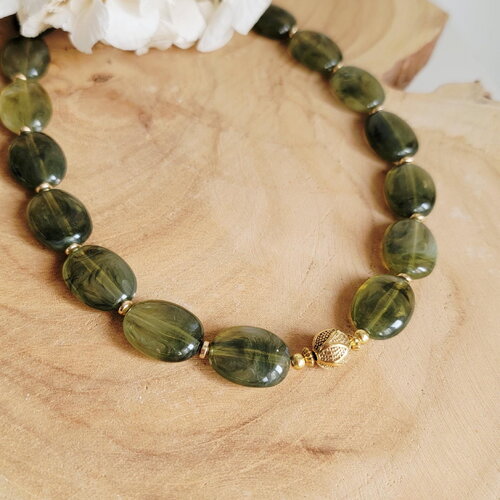 Collier perles vert kaki en résine marbrée et hématite dorée – bijou fait main