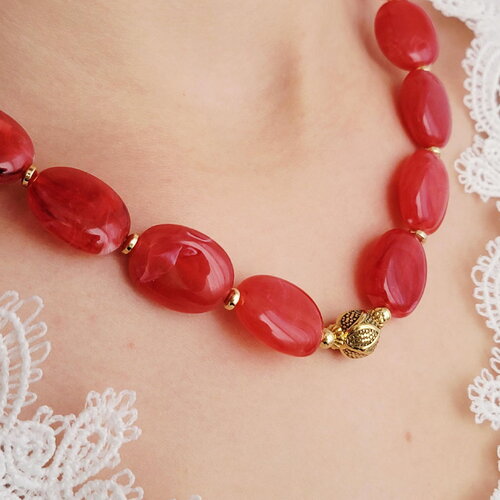 Collier perles rouges en résine marbrée et hématite dorée – bijou fait main