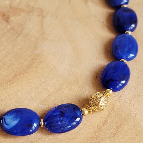 Collier perles bleu marine en résine marbrée et hématite dorée – bijou fait main