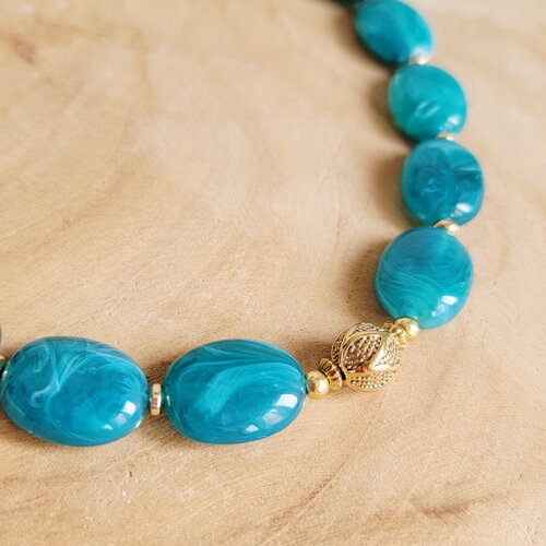 Collier perles bleu canard en résine marbrée et hématite dorée – bijou fait main