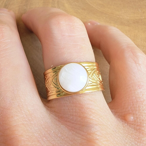 Bague ajustable nacre blanche et acier inoxydable doré – bijou pierre naturelle