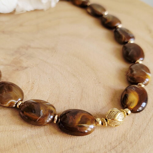 Collier perles marron café en résine marbrée et hématite dorée – bijou fait main