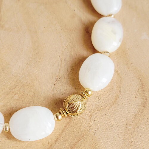 Collier perles blanc nacré en résine marbrée et hématite dorée – bijou fait main