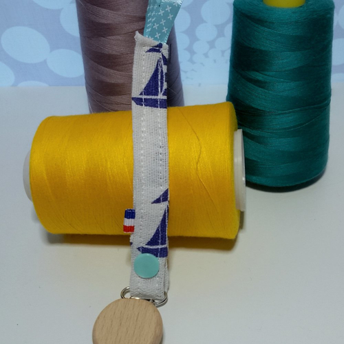 Attache-tétine artisanale