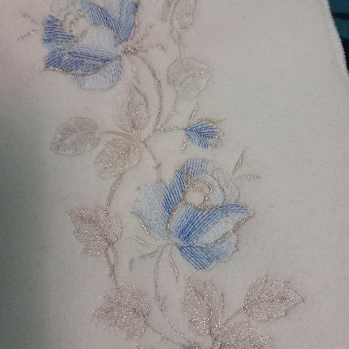 Echarpe, echarpe polaire,accessoire femme,cadeau noël femme,cadeau,motif roses bleu et argenté