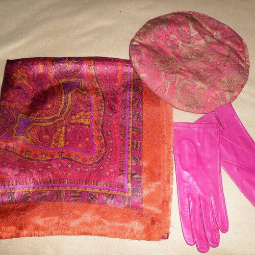 Noel idée cadeaux anniversaire lot f = x3 beret + gants cuir rose shocking + étole foulard carré écharpe multicolore arabesques vintage