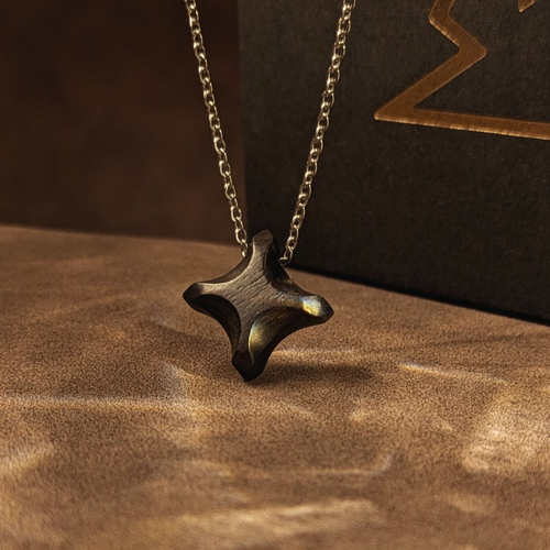 Pendentif étoile sculpté en bois d'ébène