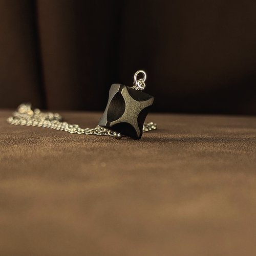 Pendentif en bois d'ébène sculpté avec chaîne en acier inoxydable