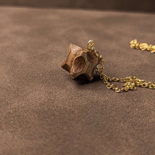 Pendentif en bois de noyer sculpté avec chaîne acier inoxydable doré