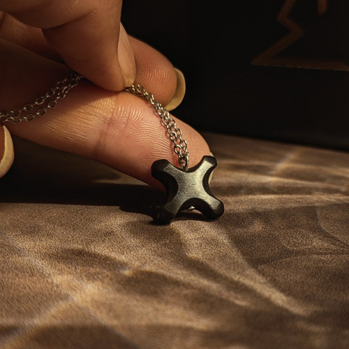 Pendentif étoile sculpté en bois d'ébène