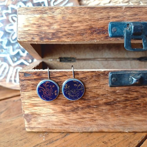 Boucles d'oreilles pendantes, dormeuses, porcelaine et métal, couleur bleu marine, motif fleurs doré, artisanat