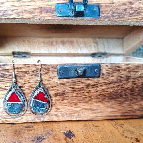 Boucles d'oreilles pendantes, gouttes, verre et métal, couleur rouge, argent, artisanat