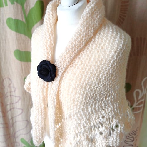 Châle en laine avec broche fleur, étole, bordure en dentelle, tricot