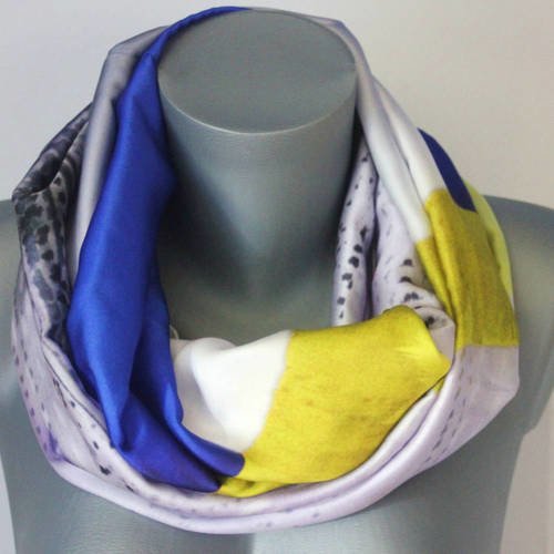 Echarpe snood en tissu  imprimé graphique dans les tons gris, bleu et jaune