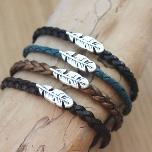 Bracelet mixte homme ou femme en cuir tressé et breloque plume en métal - 4 couleurs au choix