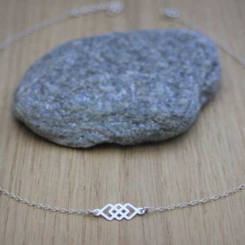 Collier minimaliste et géométrique ras de cou en argent massif 3 carrés enlacés