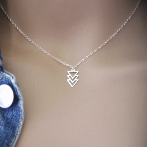 Collier minimaliste et géométrique  en argent massif pendentif 3 triangles ras de cou