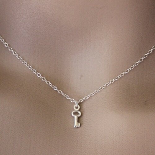 Collier minimaliste en argent massif breloque petite clé ancienne