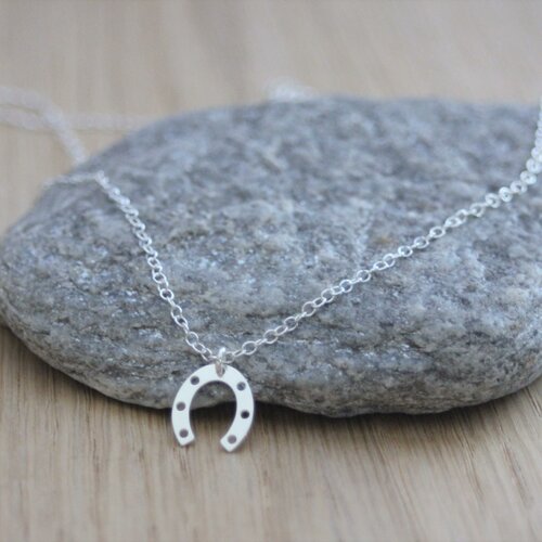 Collier minimaliste porte bonheur en argent massif pendentif fer à cheval