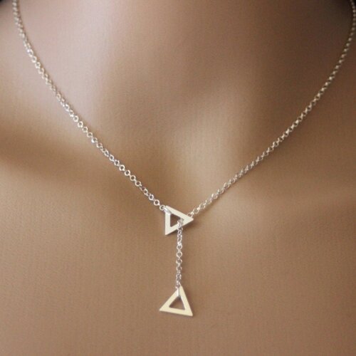 Collier cravate en argent massif pendentif triangle de style minimaliste et géométrique