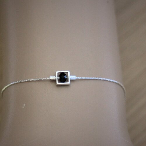 Bracelet fin et minimaliste en argent massif pendentif carré avec cristal swarovski noir