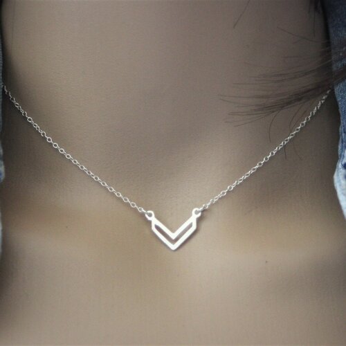 Collier minimaliste ras de cou en argent massif pendentif flèche ajourée style chevron